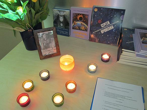 Мы сделали стол с книгами и зажженные свечи